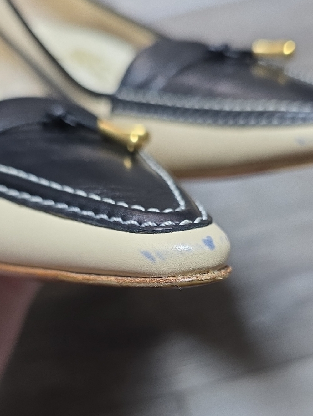 Salvatore Ferragamo | Vintage Two-tone Kittwn Heel Pointed Tassel Pumps Sz 10 - Picture 7 of 16